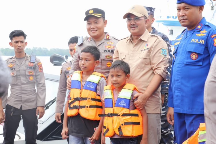 Ribuan Pelampung Dibagikan untuk Keselamatan Nelayan Tanjab Barat dalam Hari Bhayangkara ke-78