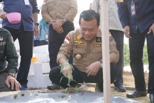 Tanam Cabai Bersama Warga Giriwinangun Tebo Ilir, Al Haris Ajak Tanami Lahan Kosong