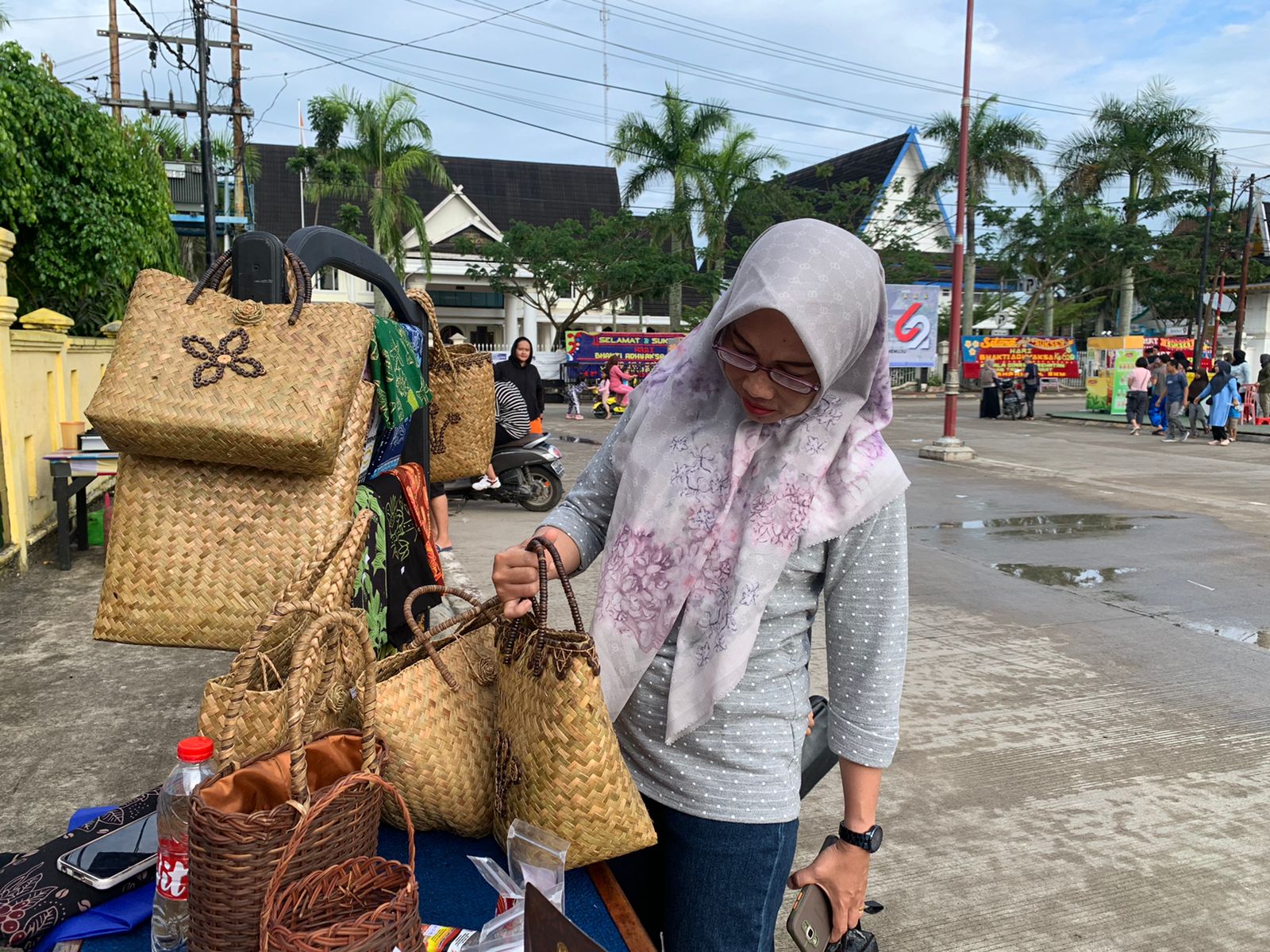 Kompak !!!,.Dekranasda Tanjabbarat Promosikan Produk - produk UMKM Daerah Di CFD