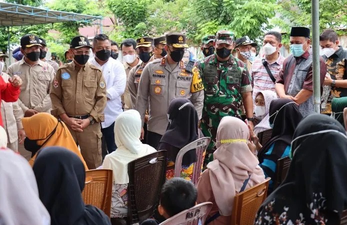 Bupati Sarolangun Dampingi Kapolda Jambi Cek Operasi Minyak Goreng di Singkut