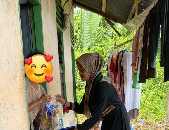 Peringati Hari Ibu, Pengurus Kohati Tanjab Barat Bagikan Paket Sembako Secara Door To Door