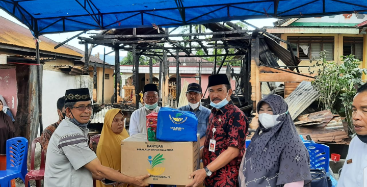 Pj Sekda Asraf Serahkan Bantuan Korban Kebakaran di Desa Pendung Tengah