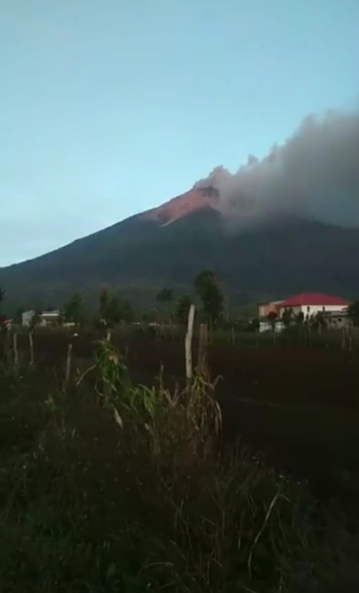 Gunung Kerinci Keluarkan Asap Hitam Tebal, Status Waspada Level III