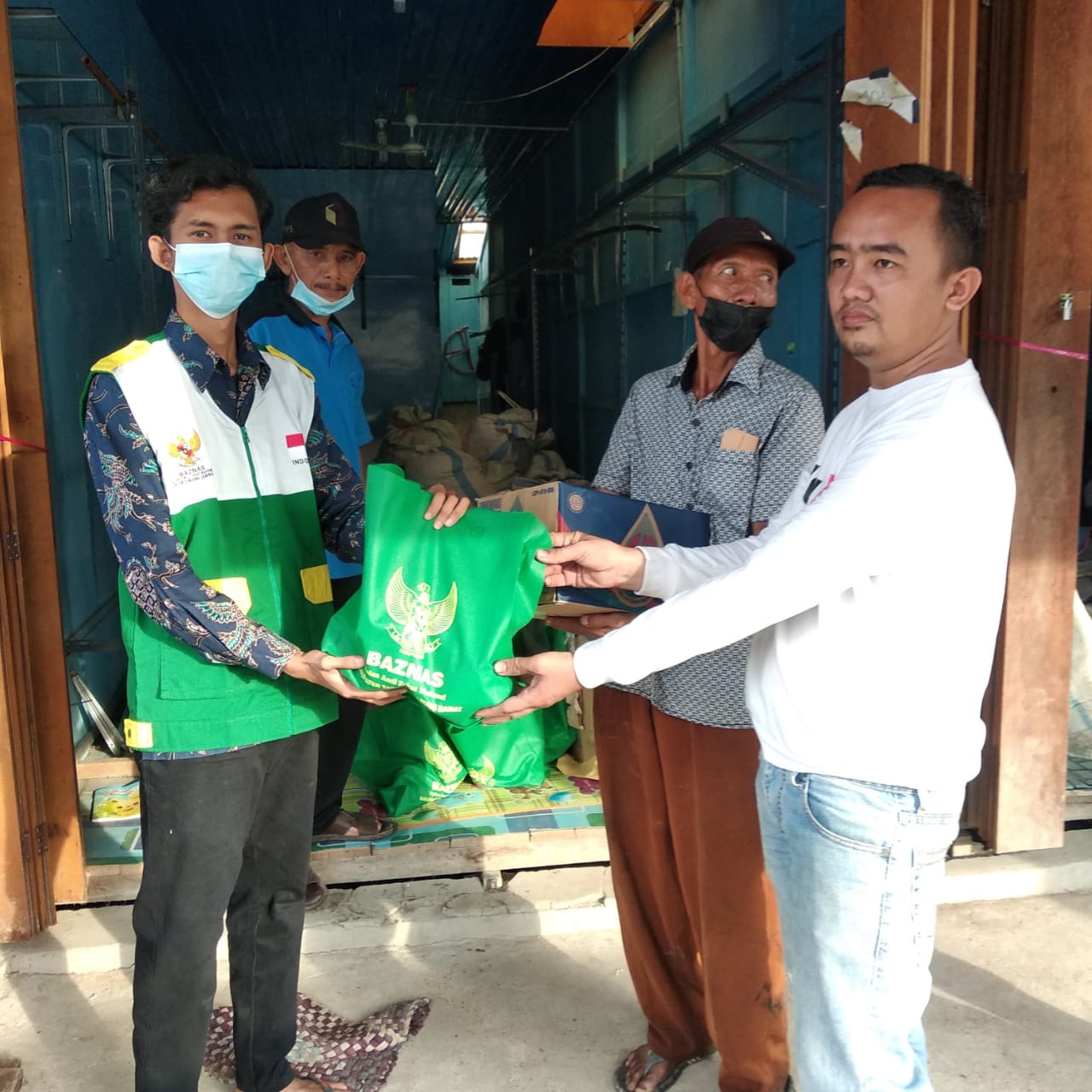 BAZNAS Tanjab Barat Turun Langsung Bagikan Sembako Untuk Korban Kebakaran Di Teluk Nilau