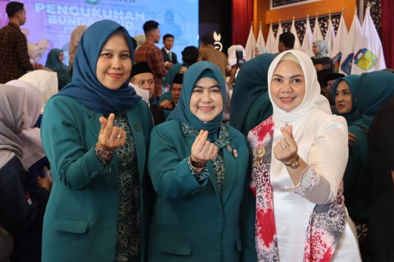 Resmi Dilantik Sebagai Ketua Tim Penggerak PKK dan Pembina Posyandu Tanjung Jabung Barat, Hj. Fadhilah Sadat Siap Gerakkan Pemberdayaan Masyarakat