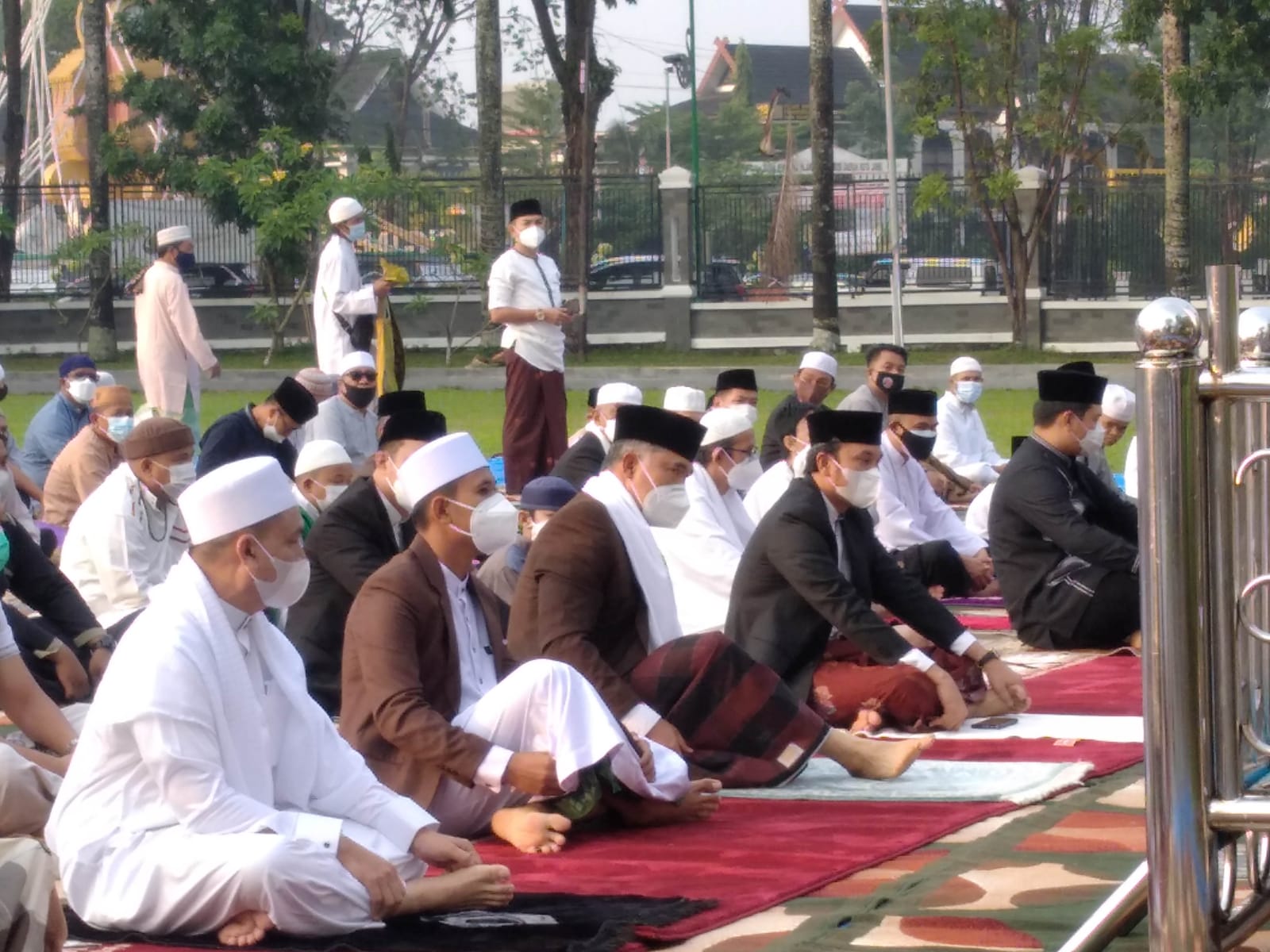 Ketua DPRD Provinsi Jambi Edi Purwanto Laksanakan Shalat Idul Adha di Lapangan Kantor Walikota Jambi