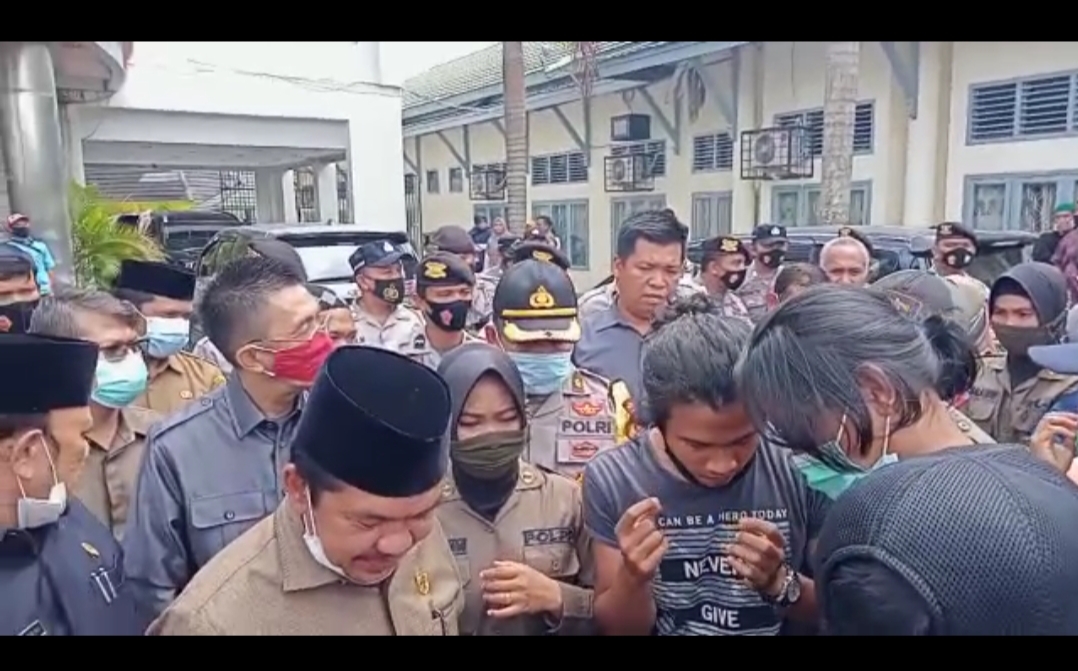 Tuntut Aktivitas PETI dihentikan, Ratusan Warga Desa Lubuk Bedorong Demo Mapolres Sarolangun 