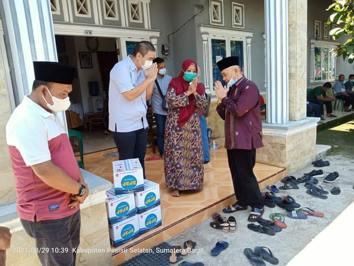 Melayat di Kediaman Mantan Wagub Sumbar, Adirozal: Almarhum Sahabat Saya