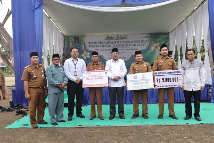 Hadiri Halal Bihalal di Kecamatan Bram Itam, Bupati sampaikan Kabar Gembira akan Menaikan Gaji Aparat Desa