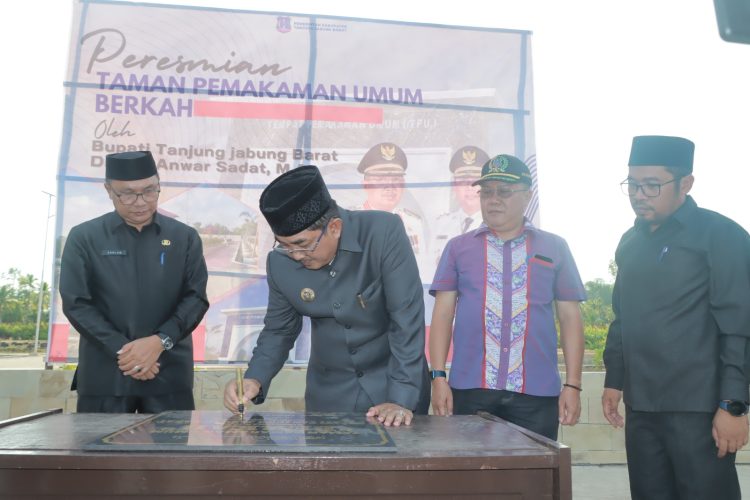 Bupati Tanjung Jabung Barat Meresmikan Taman Pemakaman Umum (TPU) Berkah di Kecamatan Tungkal Ilir