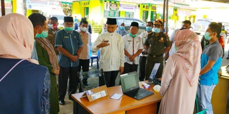 Bupati Kerinci Tinjau Pelaksanaan Vaksinasi Tenaga Kesehatan di Puskesmas