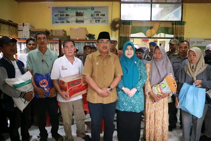 Bupati UAS dan Ketua TP-PKK Tanjab Barat Salurkan Bantuan Korban Puting Beliung