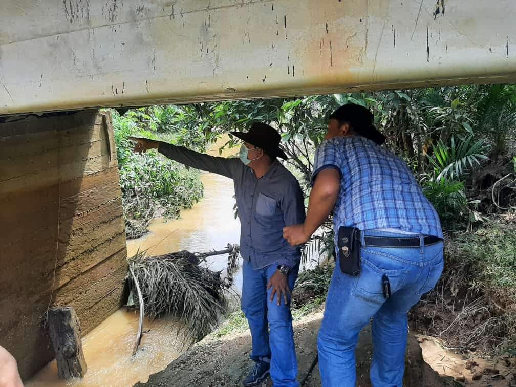 Wabup Hairan Tinjau Jembatan Yang Rusak