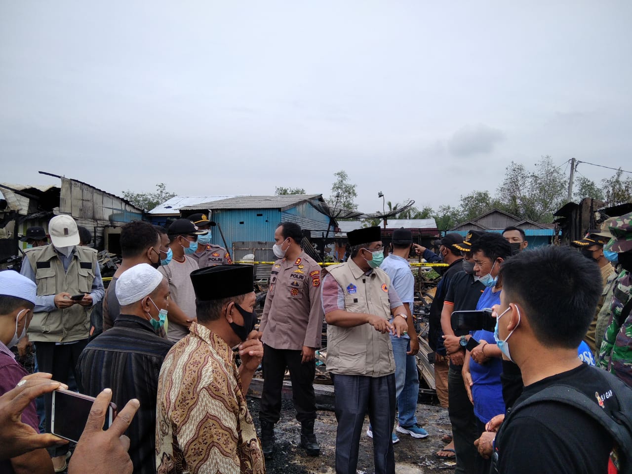 Bupati UAS Turun Langsung Serahkan Bantuan Untuk Korban Kebakaran Di Teluk Nilau