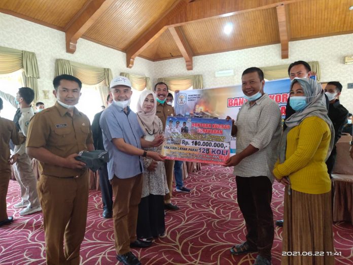 Pemkab Kerinci Serahkan Bantuan Donasi & Pakaian Korban Kebakaran Ke Tanjab Timur