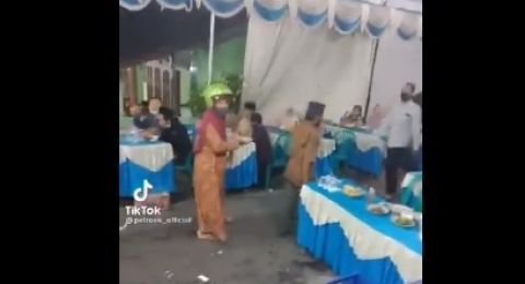 Ambil Prasamanan Helm Lupa Dibuka,  Emak - Emak Bikin Ngakak