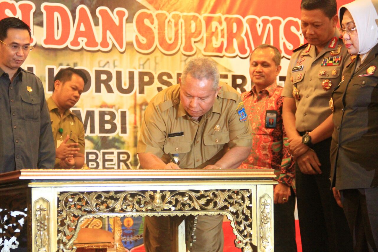 Bupati Tanjab Barat Menandatangani Komitmen Rencana Aksi Pencegahan dan Penindakan Korupsi