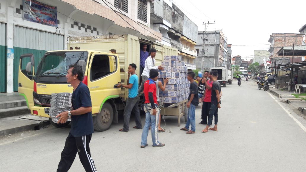 Buruh Menjerit, Kecilnya Upah Bongkar Muat