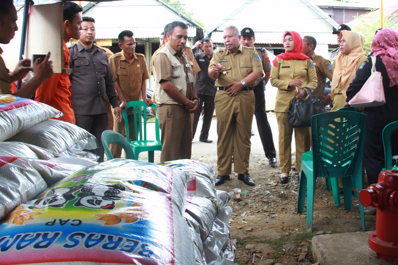 Bupati Tanjabarat Kunjungi dan Serahkan Bantuan Korban Kebakaran di Jl.Panglima