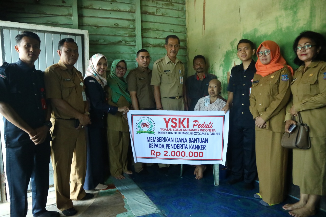 Bersama YSKI, Sekda Serahkan Bantuan Penderita Kanker