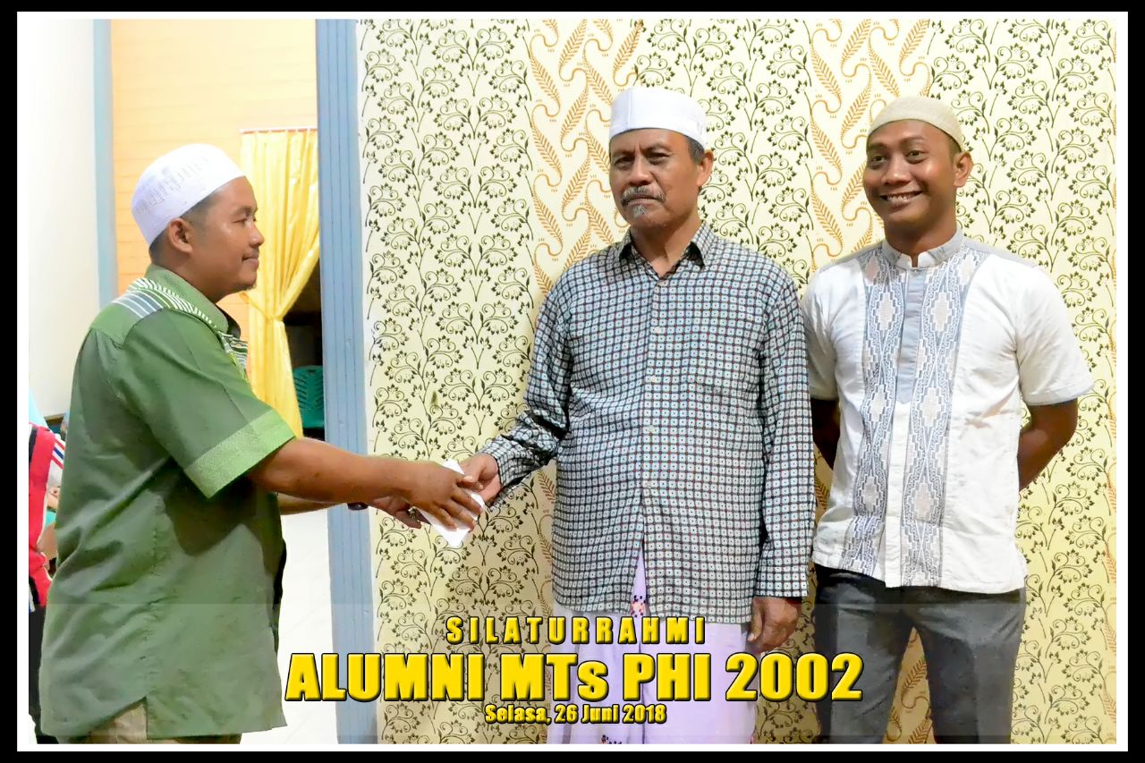 Wujudkan Kebersamaan dan kepedulian, Alumni MTs PHI angkatan  2002 Serahkan Bantuan Ke Salah  Satu Guru PHI Korban Kebakaran.