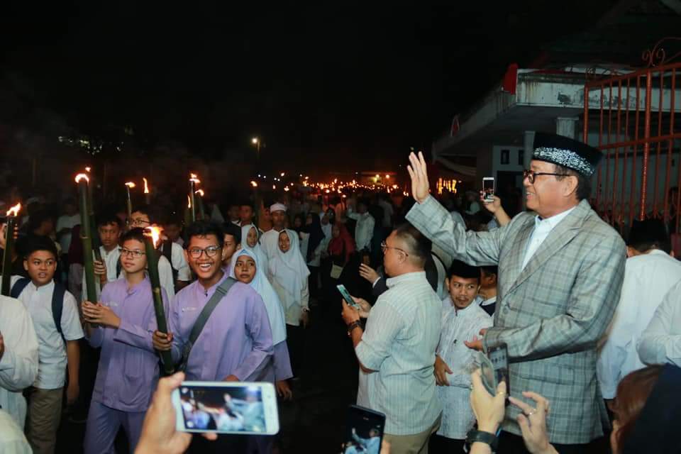 Masyarakat Antusias Saksikan Pawai Obor