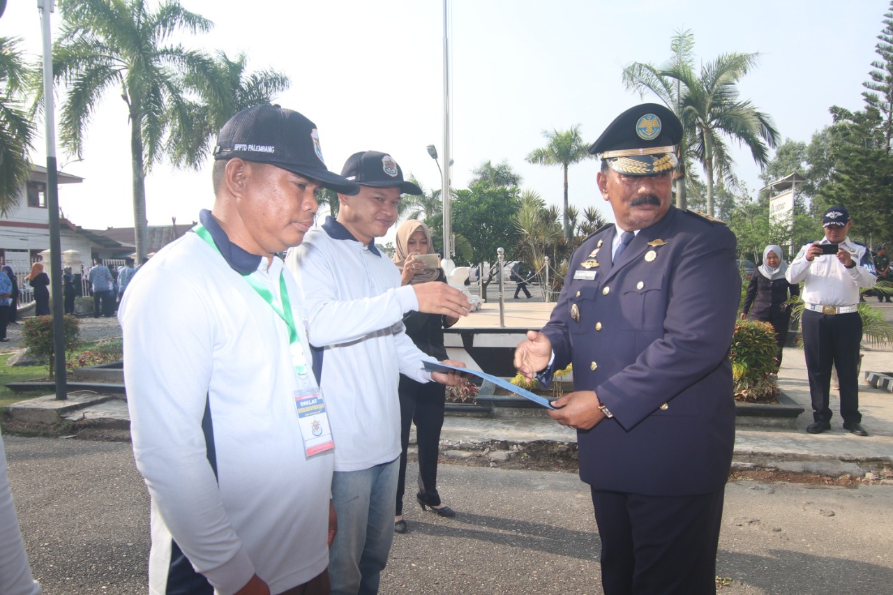 Upacara HARHUBNAS, Wabup Serahkan 48 Sertifikat Pengemudi Transportasi Perairan Daratan