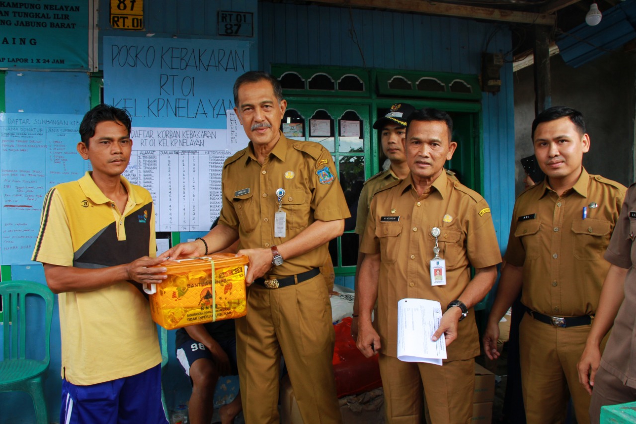 Sekda Ambok Tuo Serahkan Bantuan untuk Korban Musibah Kebakaran