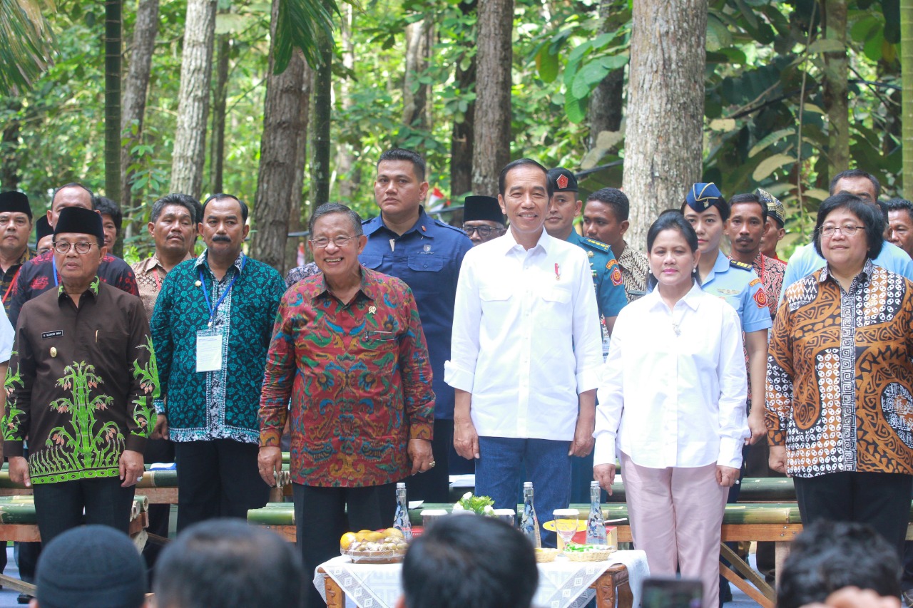 Wabup Tanjab Barat Hadiri Penyerahan SK Perhutanan Sosial Oleh Presiden Jokowi