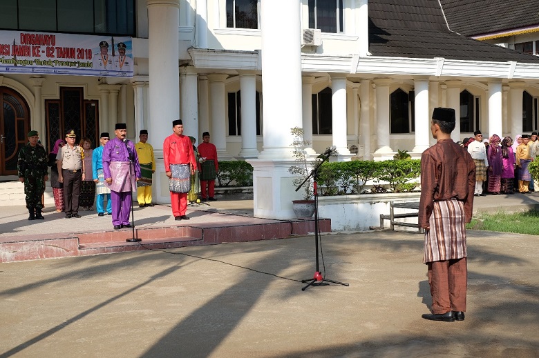 Mengenakan  Baju Teluk Belango, Amir Sakib Pimpin Upacara Perayaan HUT Jambi Ke-62