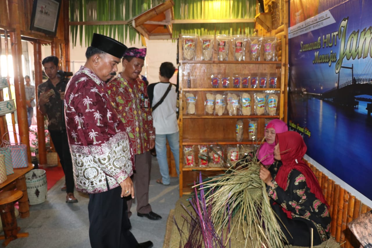 Wabup Amir Sakib Kunjungi Stan Kabupaten Tanjung Jabung Barat di Jambi Expo