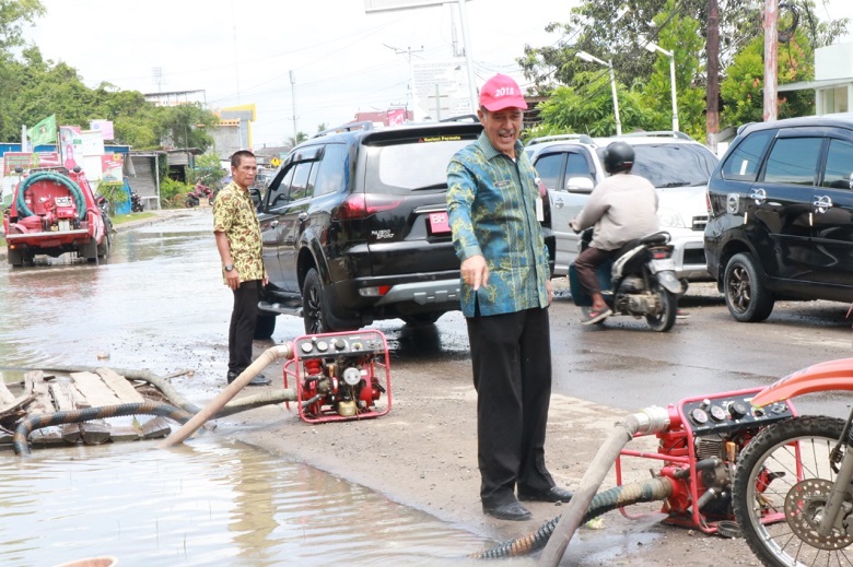 Sekda Tinjau Banji Dalam Kota Kuala Tungkal