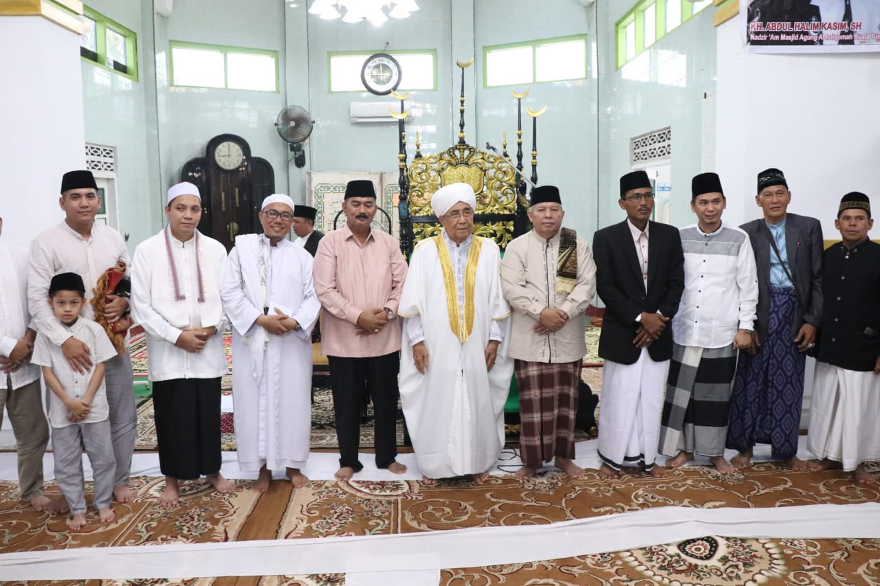 Bupati Safrial  dan Wabup Amir Sakib Sholat Ied Bersama Warga di Masjid Agung Al- Istiqomah, Ini Pesan yang Disampaikan