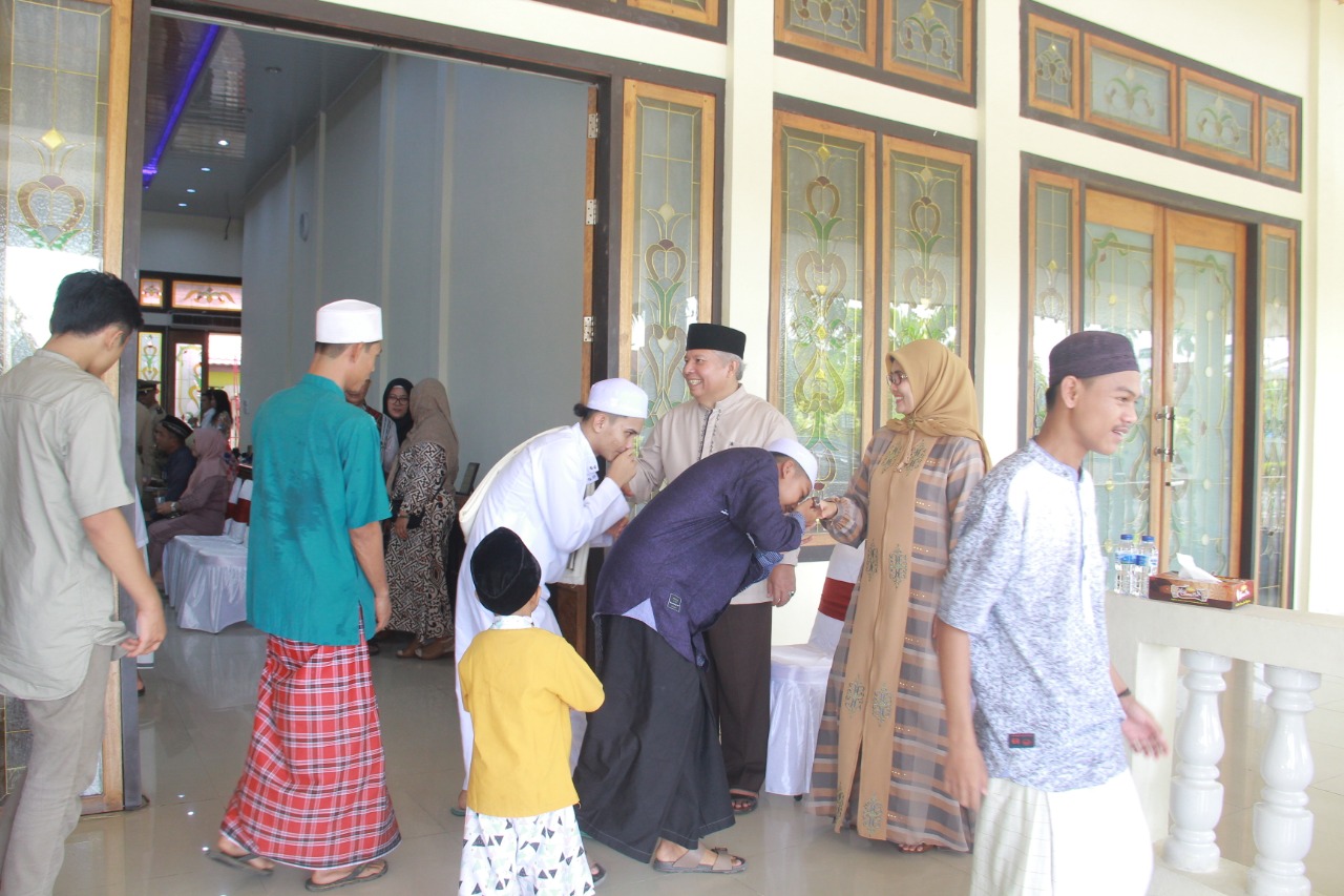 Hari Pertama Lebaran, Bupati dan Wabup Tanjung Jabung Barat Gelar Open House