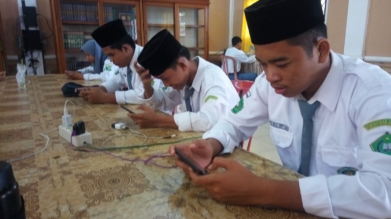 MAN 1 TANJABBARAT MELAKSANAKAN UJIAN BERBASIS ANDROID.