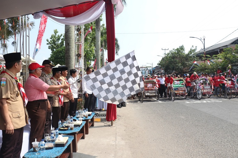 Bupati Safrial Lepas Peserta Lomba Balap Becak Kayuh Dan Becak Hias