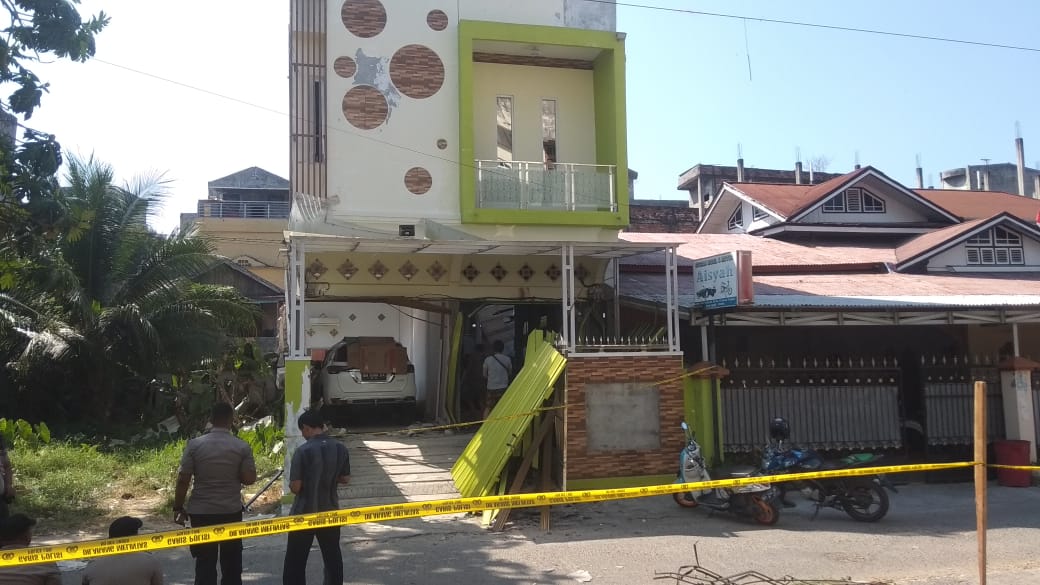 Diduga Ledakan Gas Hancurkan Rumah Warga di Kuala Tungkal, 1 Luka Bakar