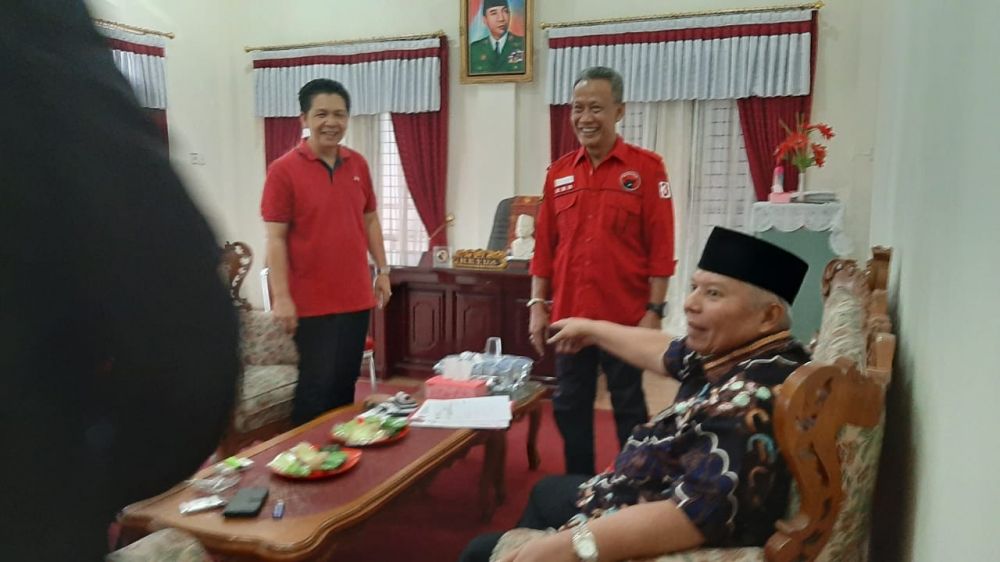 Safrial Ambil Formulir Pendaftaran Cagub Jambi di PDIP