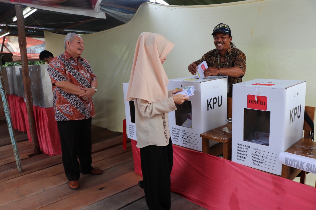 Tinjau Sejumlah TPS di Tanjab Barat, Bupati Safrial Pastikan Pemilu Berjalan Aman dan Lancar