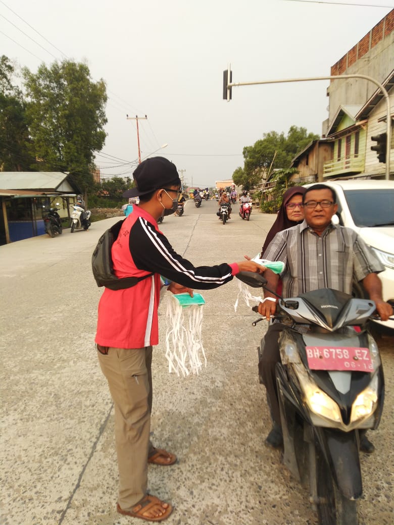 Peduli Kesehatan, GNPHI Bagi- Bagi Masker di Jalan- dalam Kota Kuala Tungkal