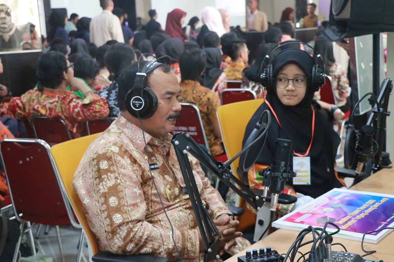 Wabup Amir Sakib Serahkan Mahasiswi Asal Tanjab Barat ke Universitas Sahid untuk Menempuh Pendidikan