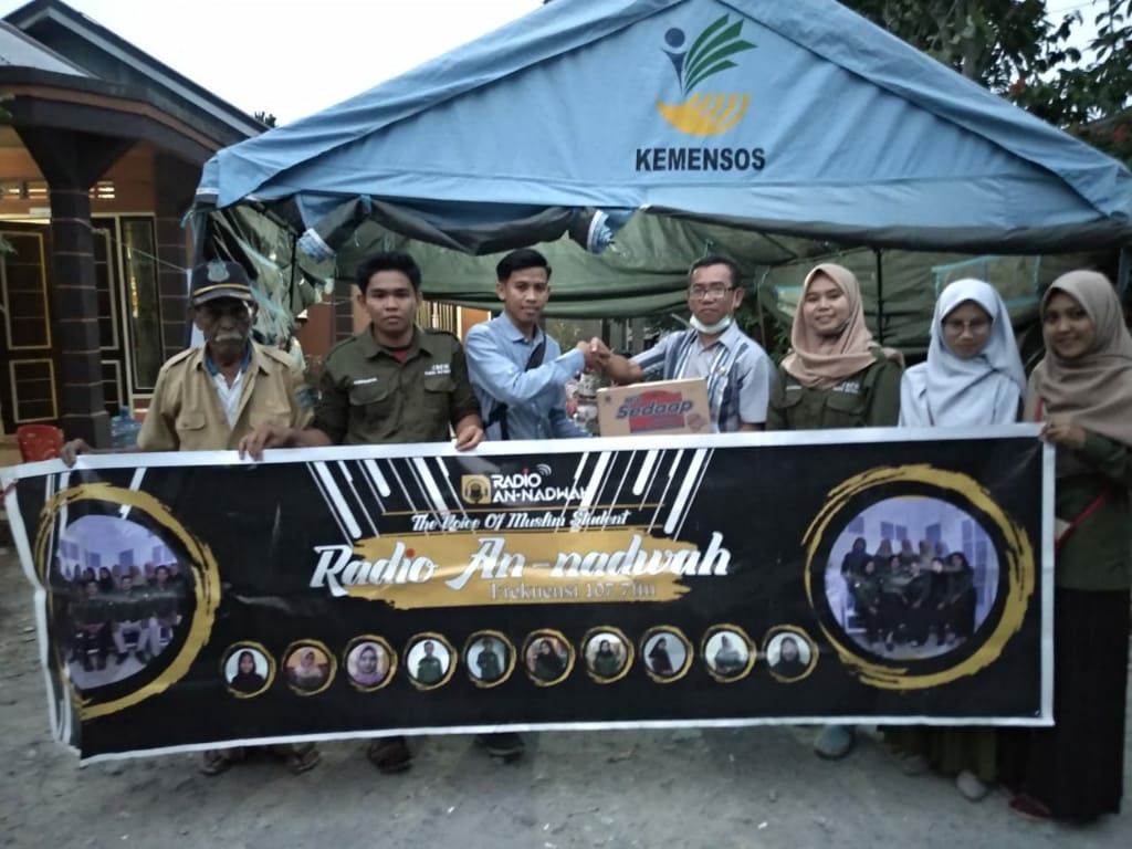 Peduli Korban Kebakaran, Crew Radio An-Nadwah Serahkan Bantuan Sembako Hasil Penggalangan