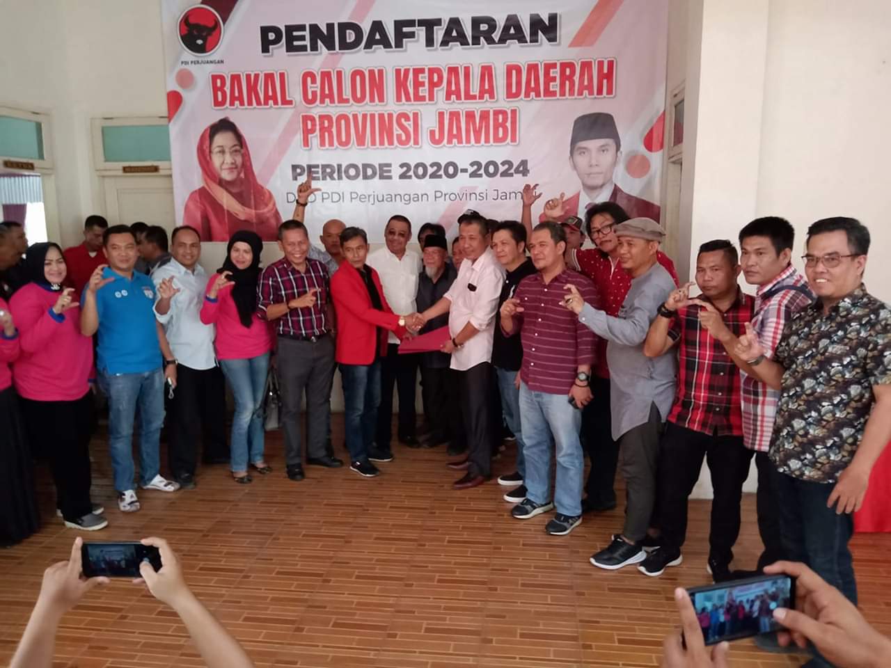 Tim Cek Endra Resmi Ambil Formulir Pendaftaran Cagub ke PDIP