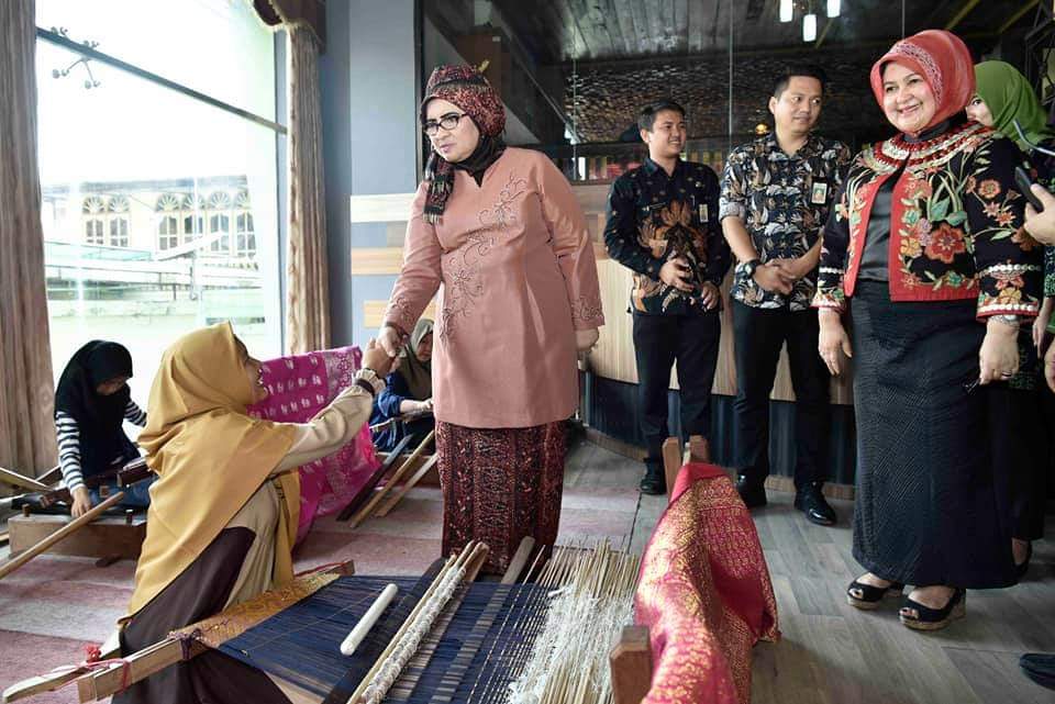 TINGKATKAN KUALITAS BATIK JAMBI, RAHIMA GANDENG DESAINER EDDY BETTY