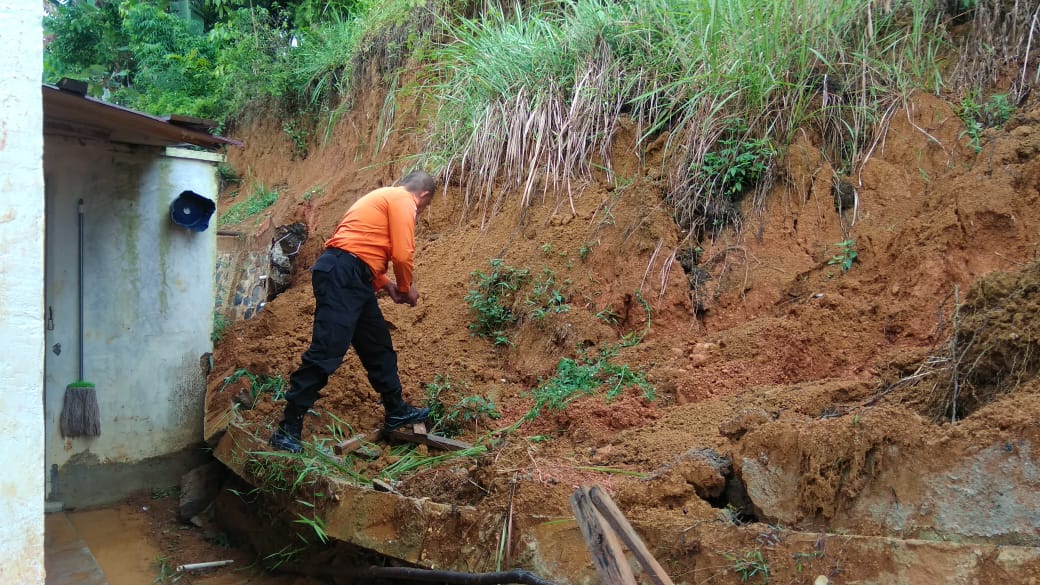 Longsor, 4 Rumah Warga Nyaris Tertimbun