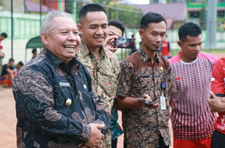 Bupati Tinjau Persiapan Tim Sepak Bola Tanjab Barat Jelang Gubernur Cup