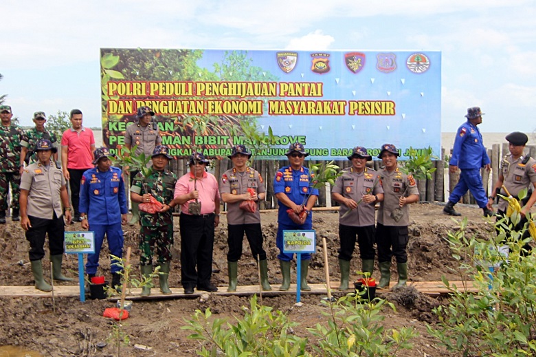 Bupati Bersama Kapolda Jambi Tanam Pohon Mangrove