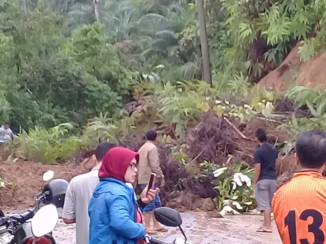 Longsor Parah Di Jangkat, Akses Jalan Terputus Dua Orang Tertimbun