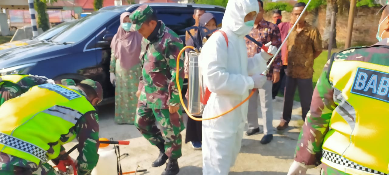 Cegah Penyebar Luasan Covid-19, Polres Muaro Jambi Semprot Disinfektan di Pasar