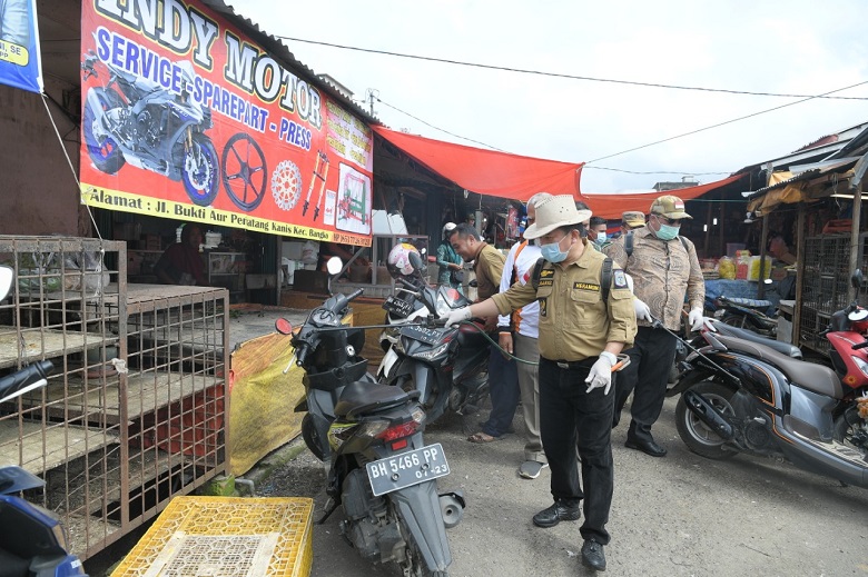 Bupati Merangin Turun Langsung Lakukan Penyemprotan Disinfektan